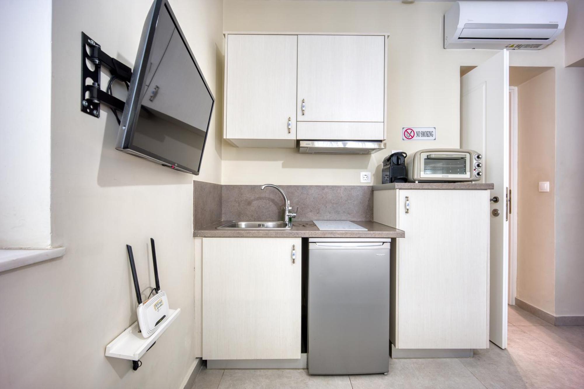 Bentzi...Boutique Apartment 1, Classic Double With Kitchenette, 2 Guests เอเธนส์ ภายนอก รูปภาพ